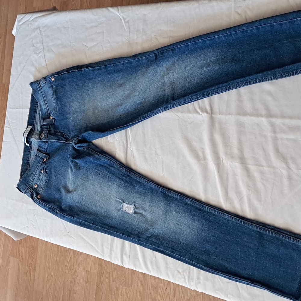 Skinny low cut light blue color whit a nice datails dark blue check the picture.